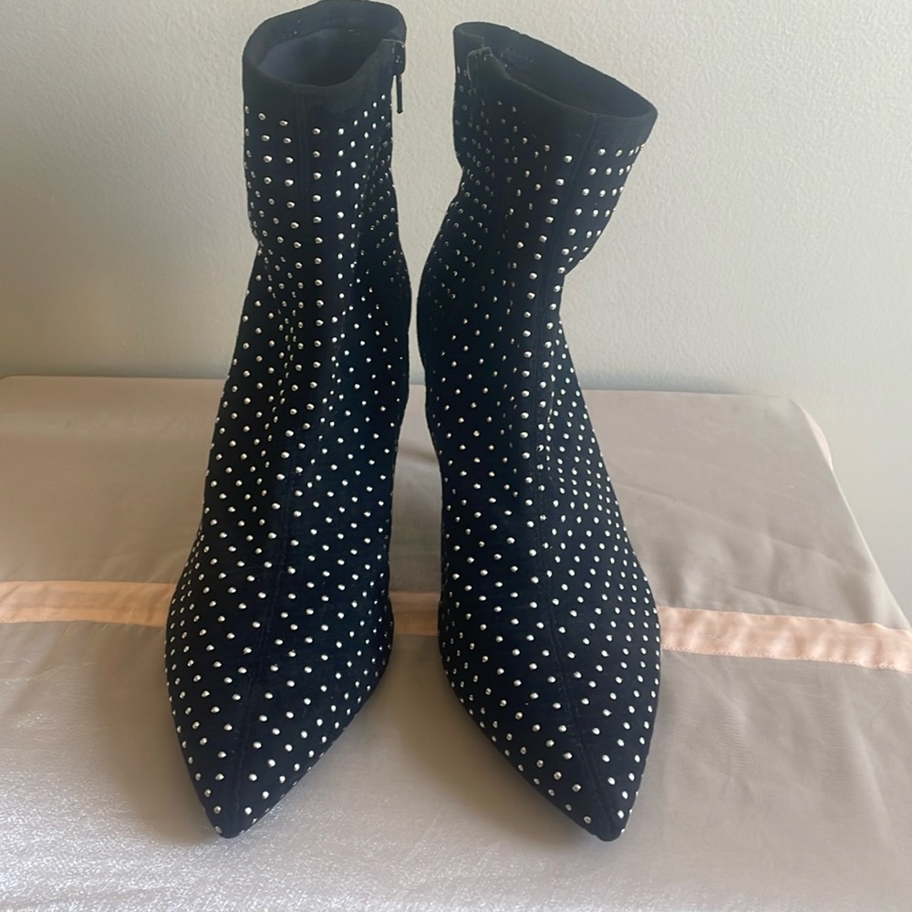 Women’s size 9.5 Bootie with silver studs ✨